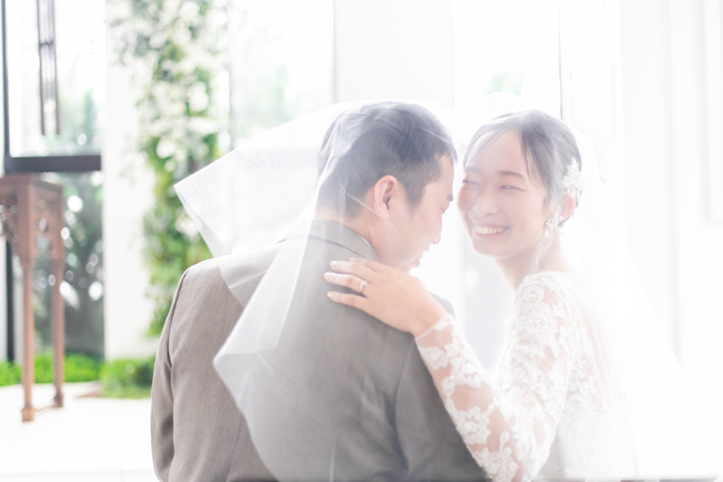 光満ちるチャペルでHAPPY満開フォト♪光を捕まえたような輝く笑顔が印象的