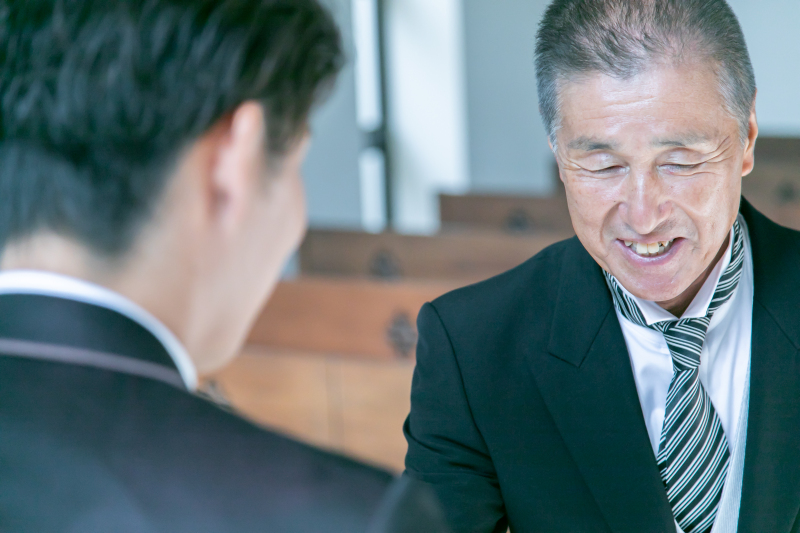 お父様もこの表情に…。感動的な瞬間をお写真に