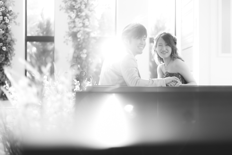 リラックスした表情もモノクロでオシャレなフォトへ