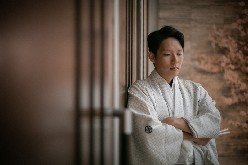 シックな背景で大人っぽいカットも撮影