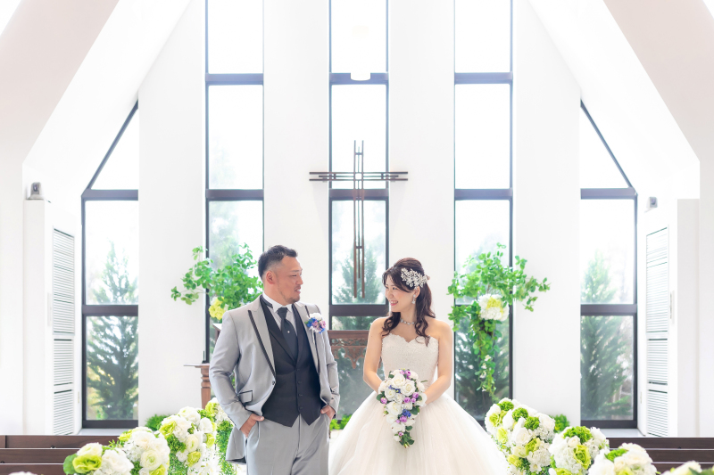 ガラリと雰囲気を変えて洋装姿を白亜のチャペルで…