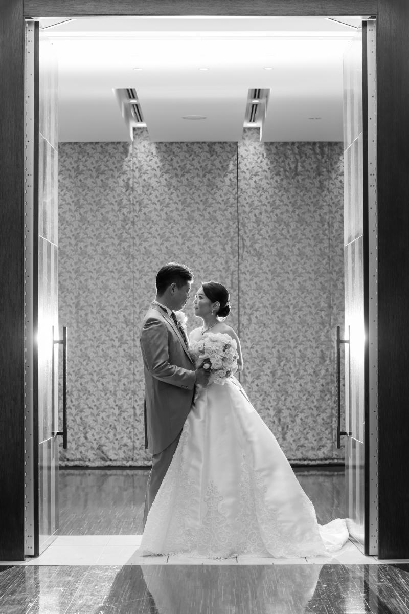 大きな扉を用いたクラシカルな1枚も♪