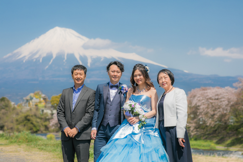 \【富士山×桜】で日本らしさ全開!/ご家族とお花見ウェディングフォト撮影