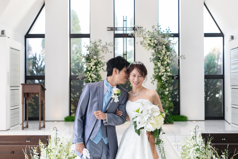 陽光差込むチャペルでのフォトもナチュラルな印象で