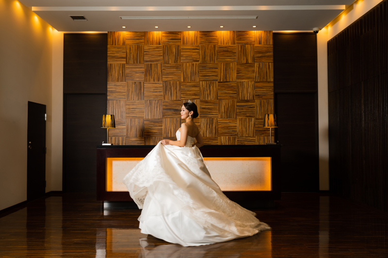 ロビーフォトもライティングでエッジ際立つ1枚に