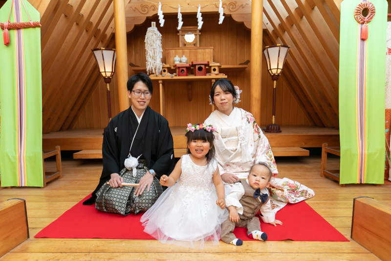 館内神殿でも家族写真をパチリ♪多彩な集合写真を♪