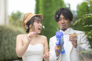 ＼小道具でお二人らしさをオン／ルール無しで愉しむフォトタイムを