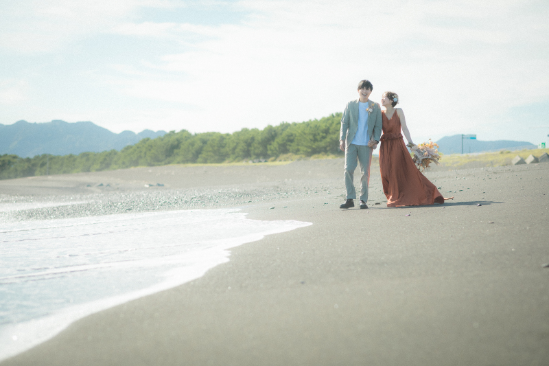 よく訪れる海を撮影場所にして、普段着ライクな撮影