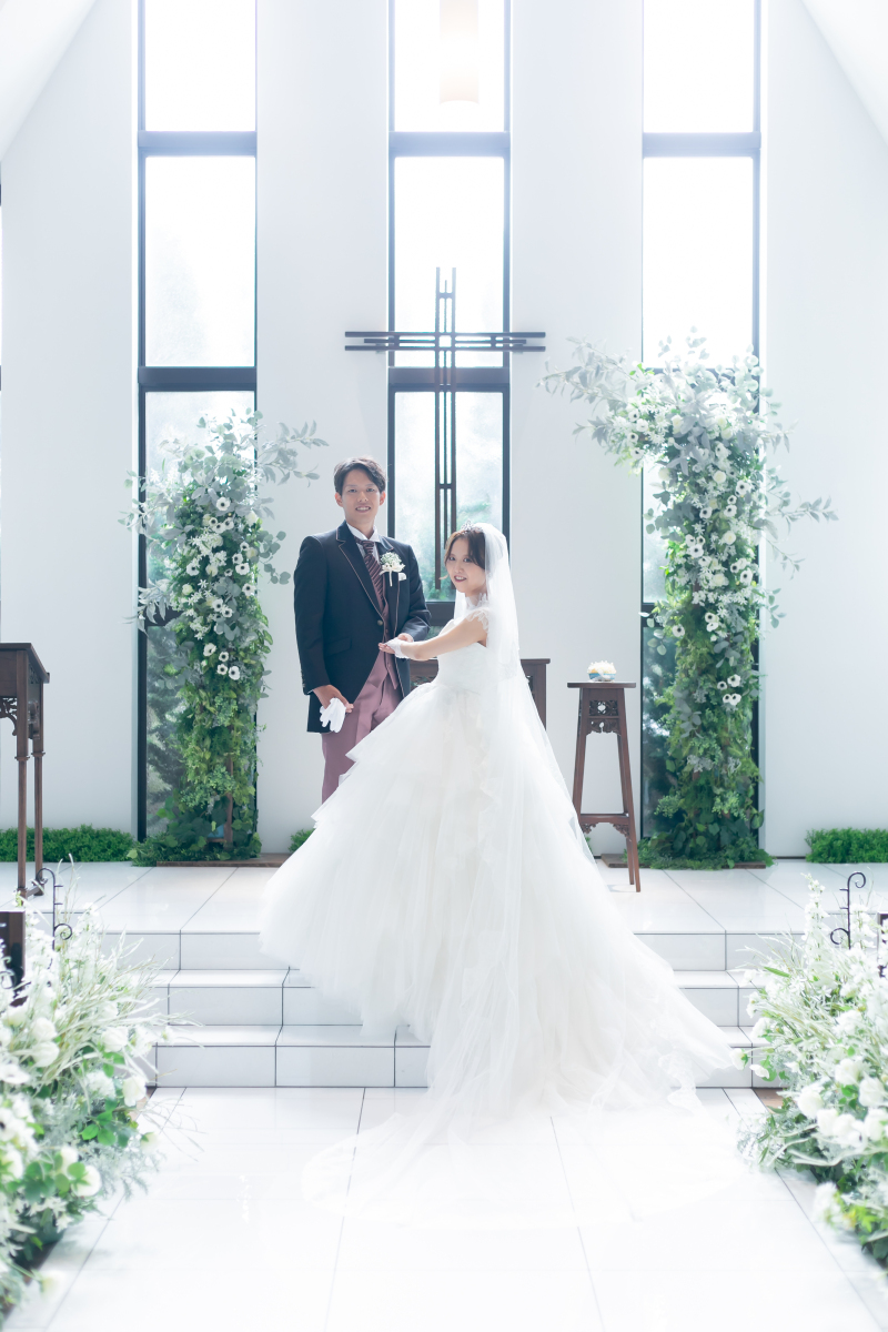 純白ドレスに陽光がとどまり光を纏う花嫁姿に