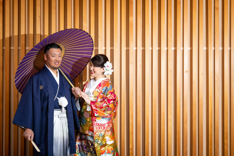 ご家族が見守る中での撮影で花婿様も思わず笑顔…