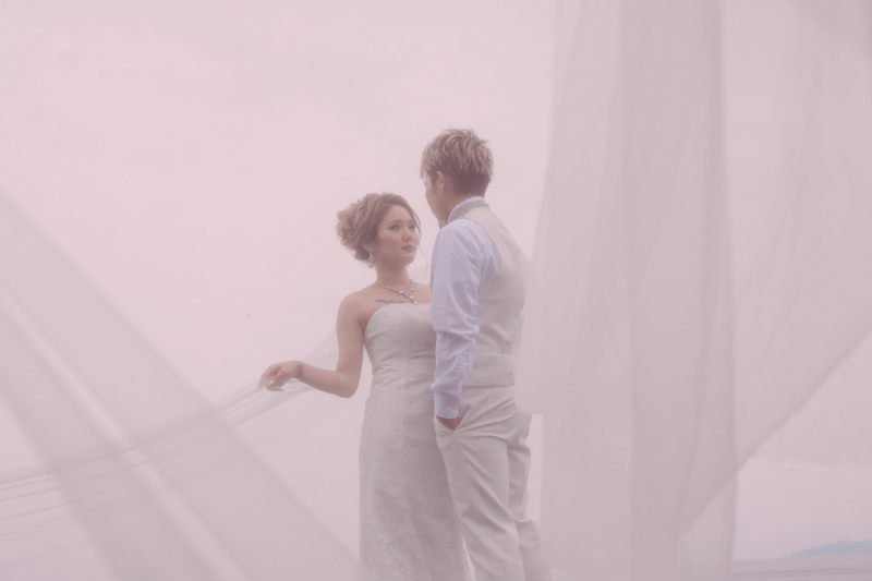 ロングべール越しの二人のカットはドキッとする1枚