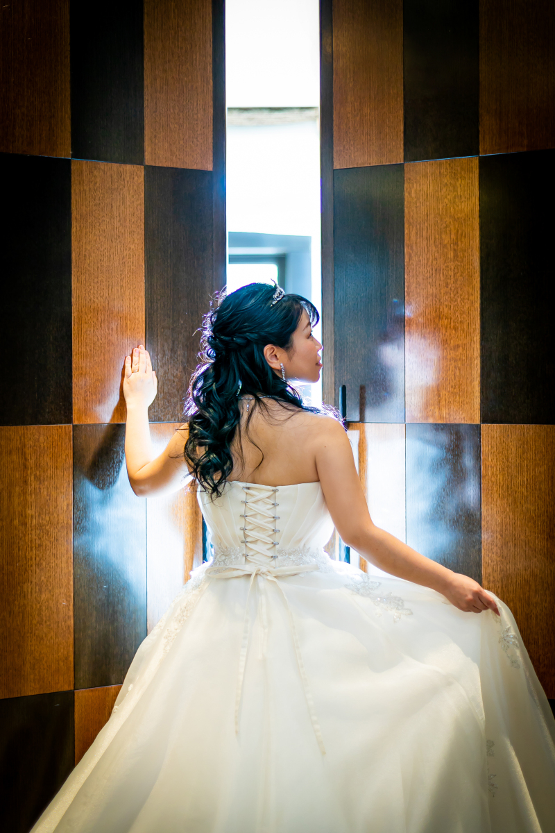 光が差し込む扉から