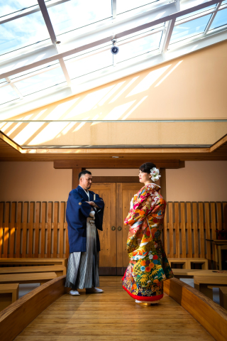 ＼開放感と荘厳さが調和する神殿フォト／天窓から青空が見守る神殿での艶やかな和装姿