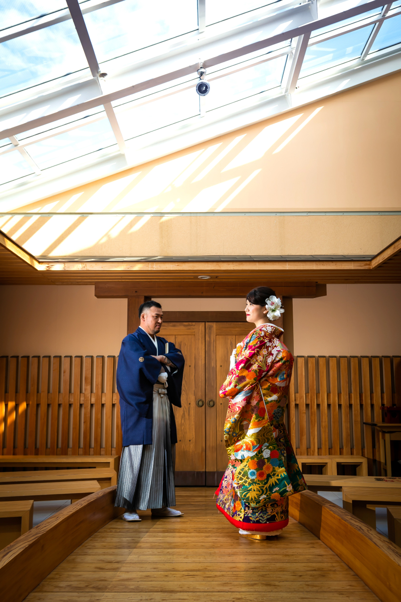 \開放感と荘厳さが調和する神殿フォト/天窓から青空が見守る神殿での艶やかな和装姿