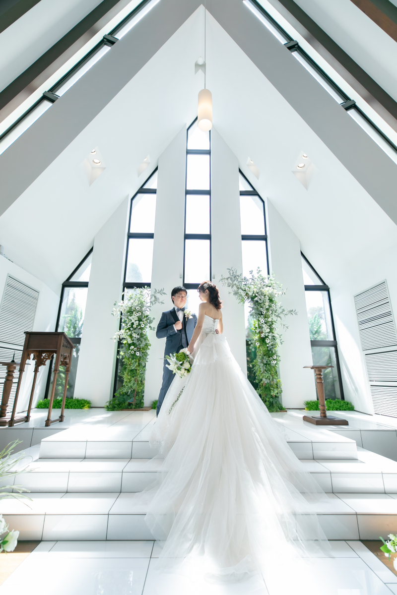 陽光と祭壇外の緑が5月らしい爽やかさをプラス