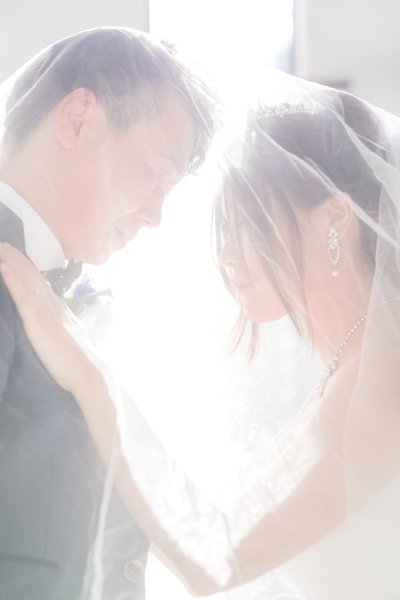 陽光眩しい白のチャペルで清楚なウェディングフォト