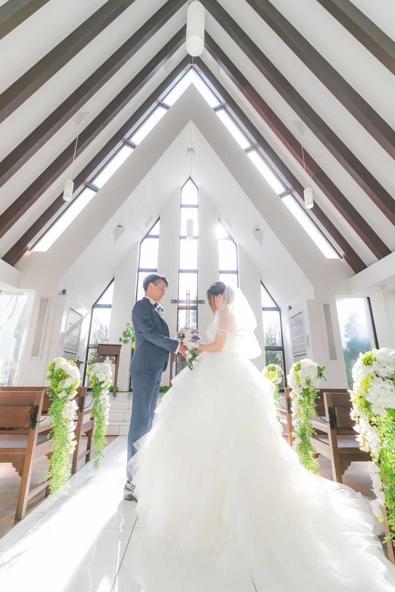 太陽がドレス姿の花嫁を輝かせるウェディングフォト