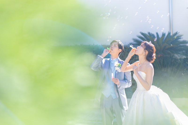 ＼リラックスフォト／緑煌めく邸宅でドレス＆タキシード、そして‘普段着の笑顔’と…