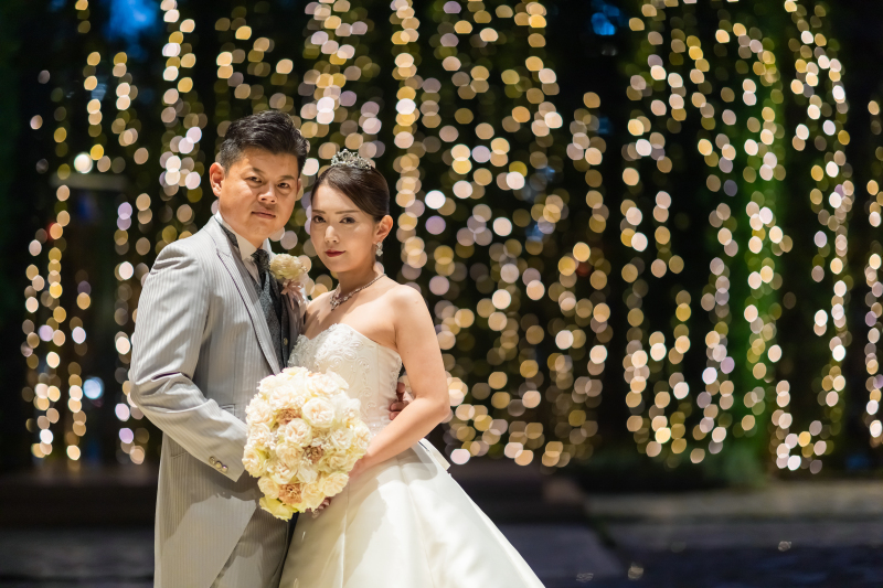 ナイトガーデンのイルミネーションを背景に…