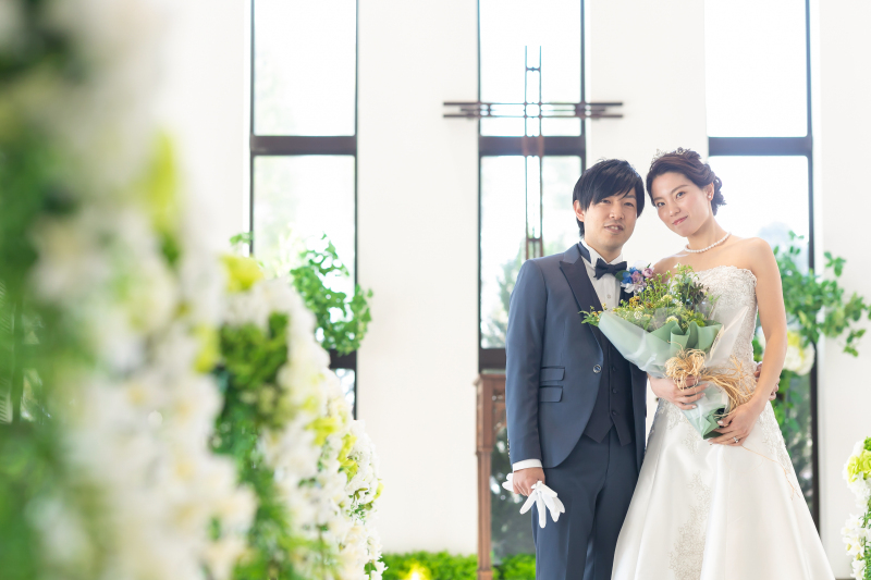 駅前である事を忘れるほどの明るいチャペルでの1枚