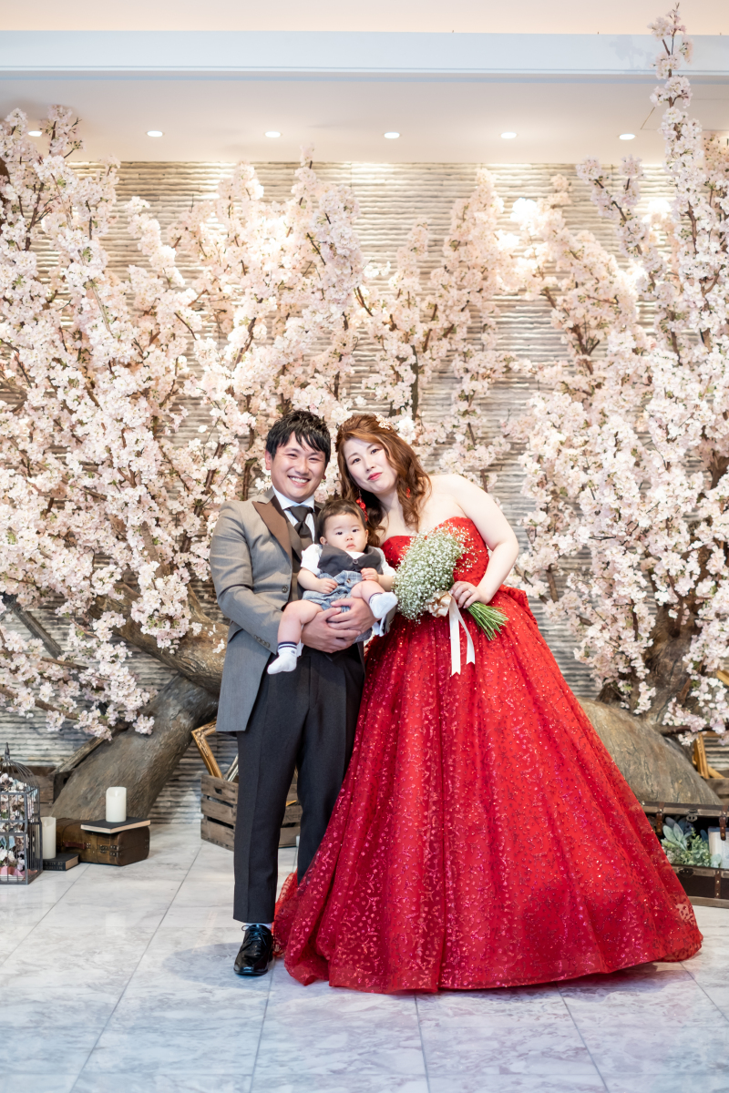 花嫁様の肌と相性◎レッドのカラードレスで撮影