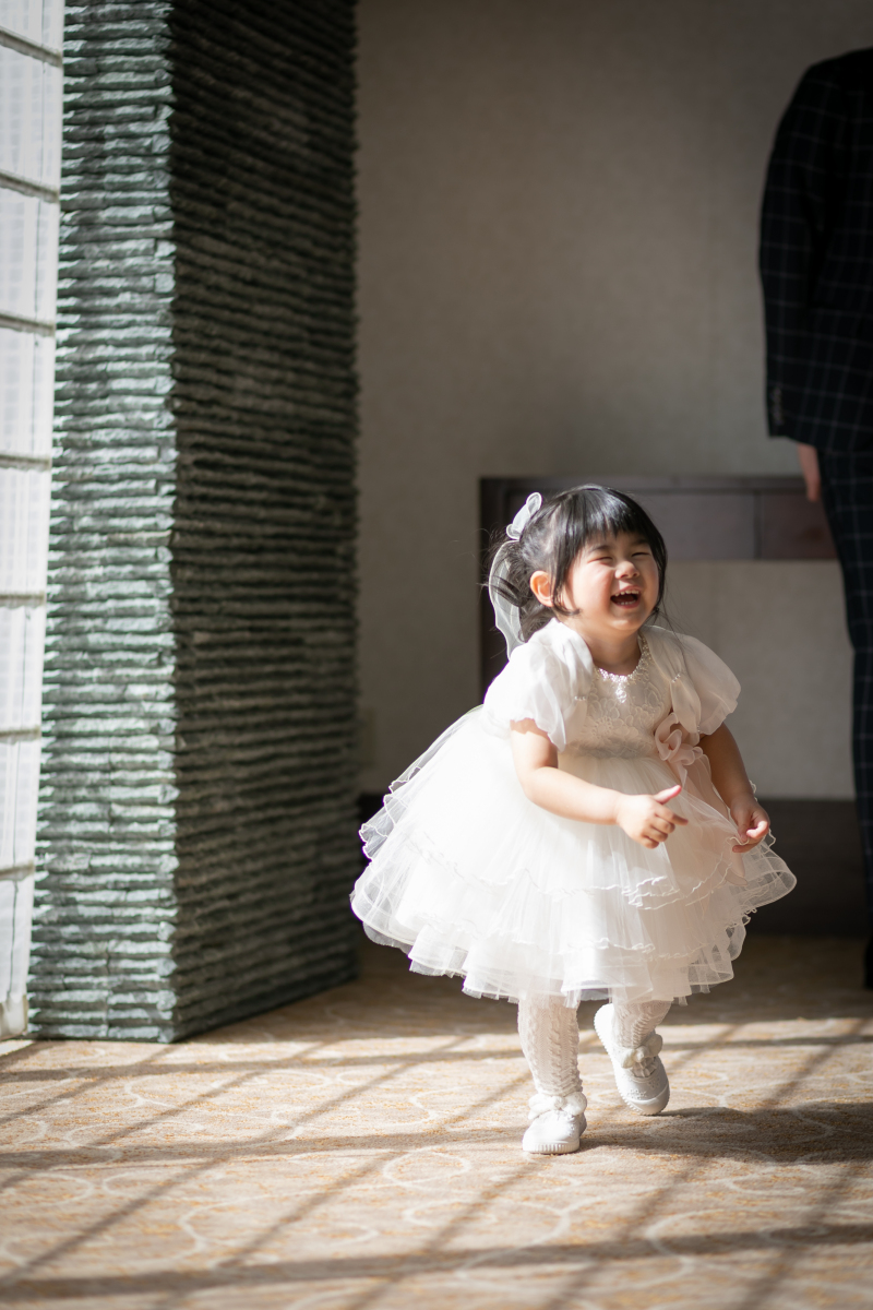 パパママの姿を見て喜んでいる小さな花嫁様もパチリ