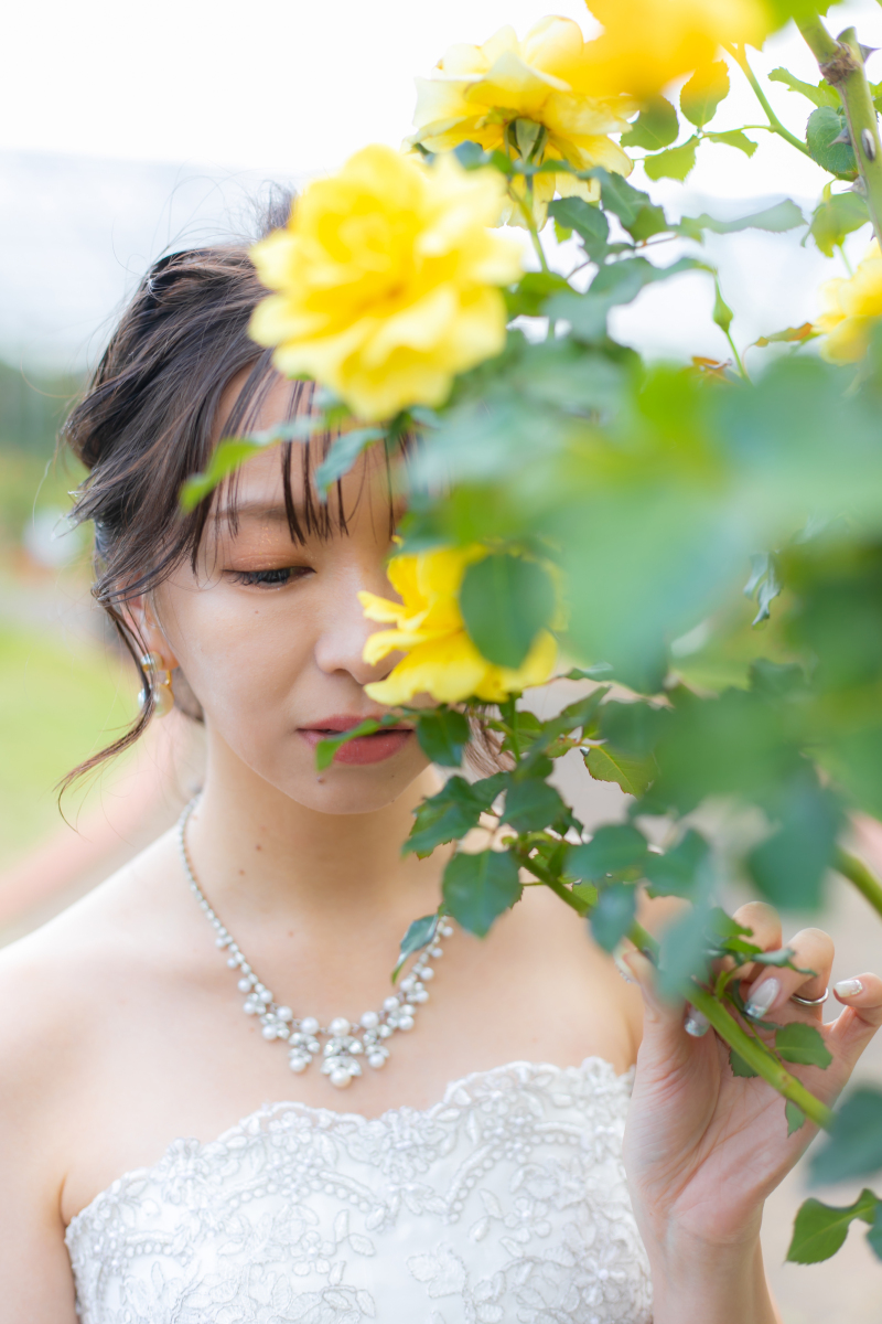 バラとアンニュイな表情で大人ライクなフォトに