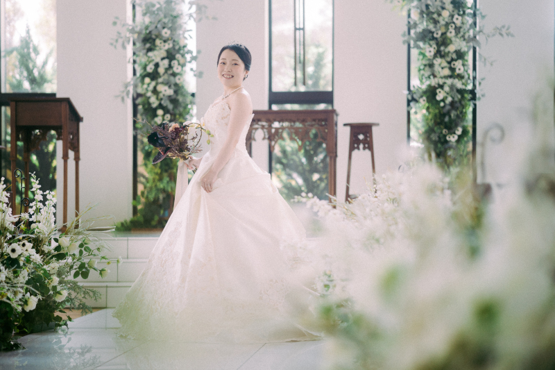 グリーン×ホワイト装花の大聖堂でナチュラルな1枚