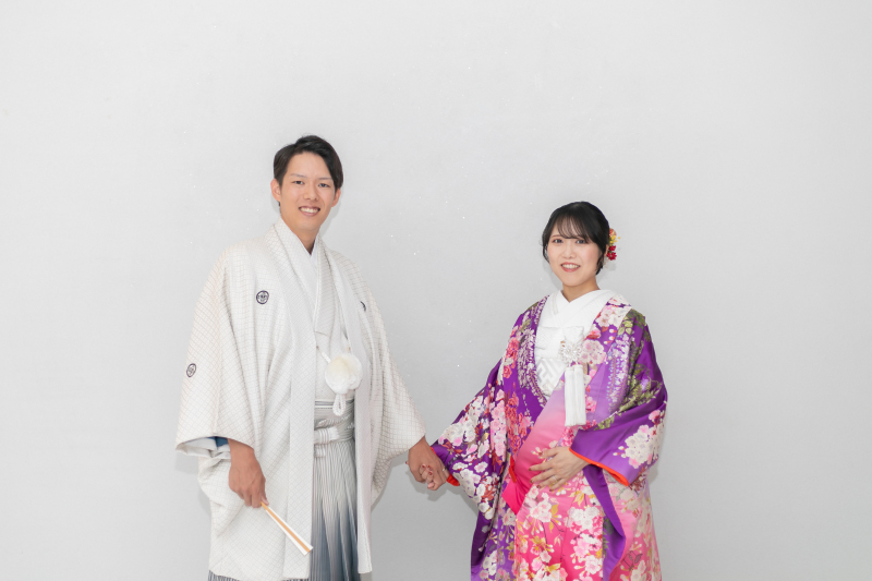 白い背景に艶やかな色打掛が映える1枚♪