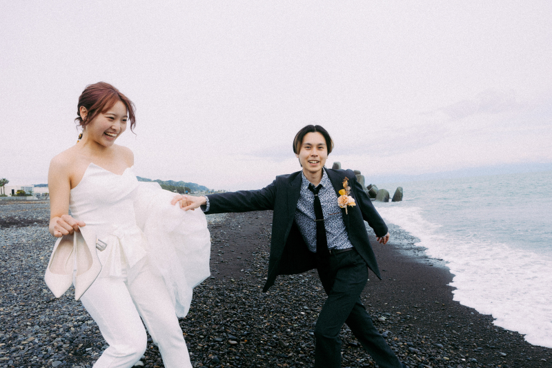 デートの延長気分♪パンツドレスで海と遊ぶフォト