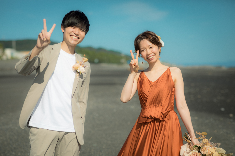 秋色ドレス×爽やかな海＝日常とウェディグがシームレスな１枚に