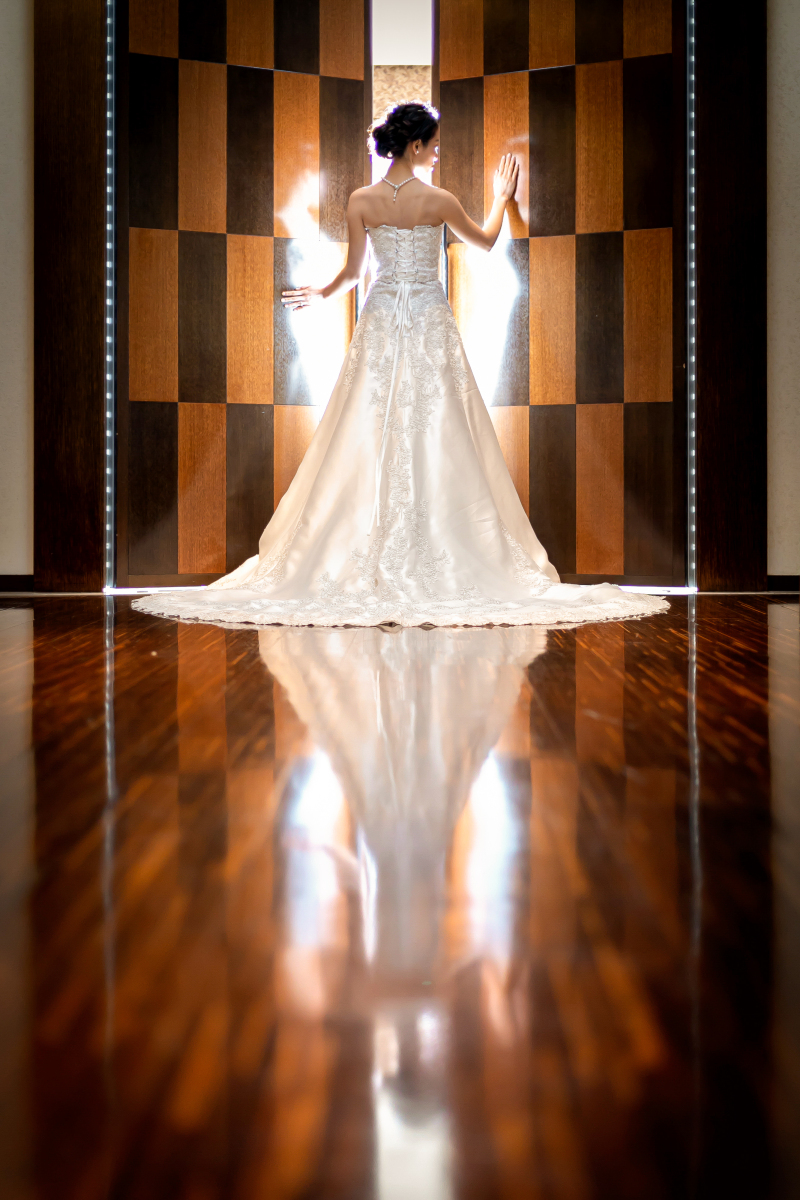 モザイク柄の扉×逆光のドラマティックなフォト