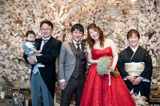 ２スタイルで叶えたファミリーフォト。満開の桜を背景に…