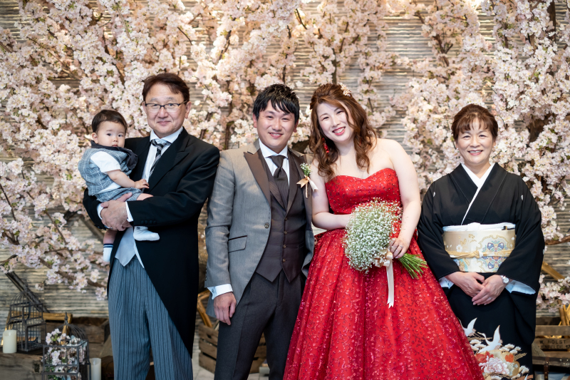 ２スタイルで叶えたファミリーフォト。満開の桜を背景に…