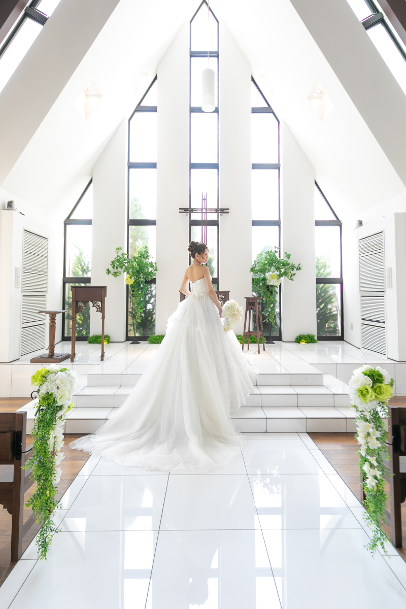 ドレスのトレーンが映えるチャペルでの花嫁フォト♪