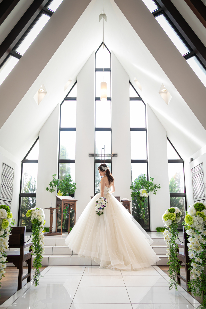 シフォンのトレーンが光を受ける美しいワンカット