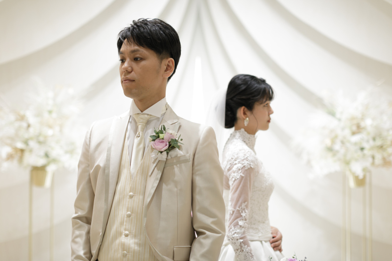 お子様と一緒にチャペルでウエディングフォト