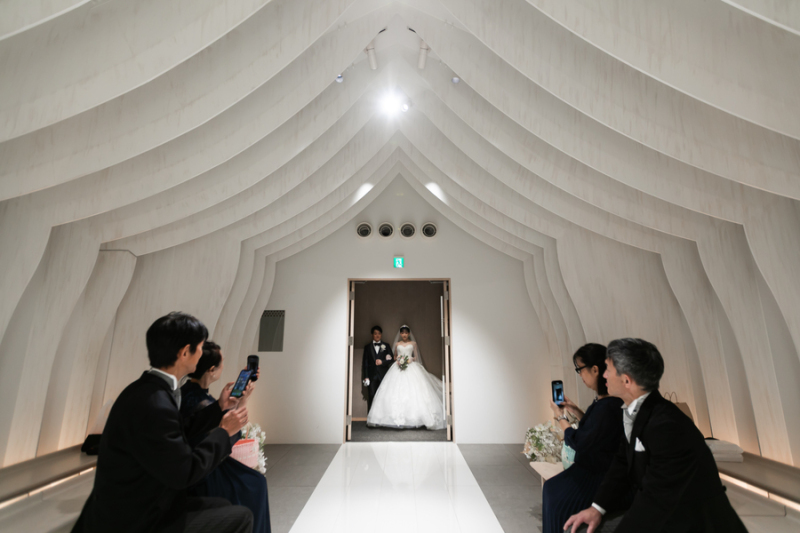 続いてはドレス・タキシード姿で登場