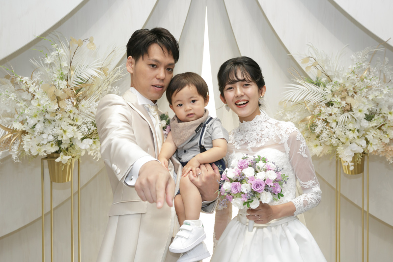 お子様と一緒にチャペルでウエディングフォト10