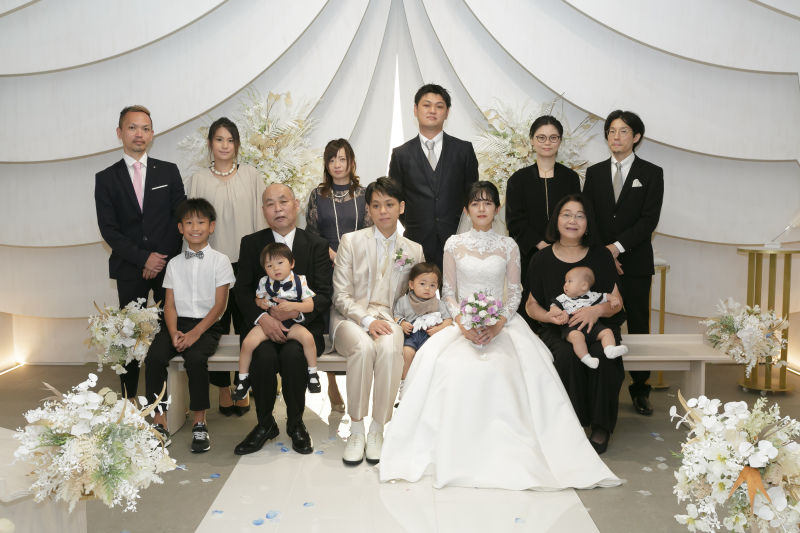 お子様と一緒にチャペルでウエディングフォト9