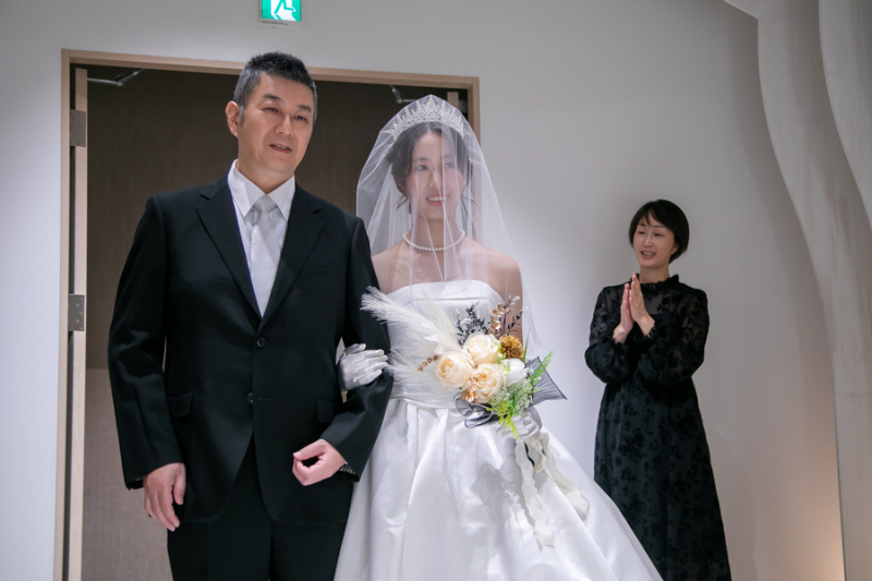 お父様と一緒に入場