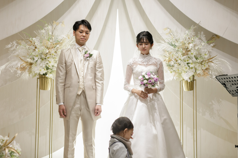 お子様と一緒にチャペルでウエディングフォト7
