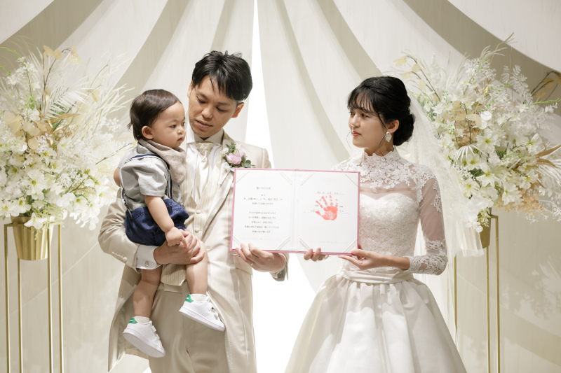 お子様と一緒にチャペルでウエディングフォト6