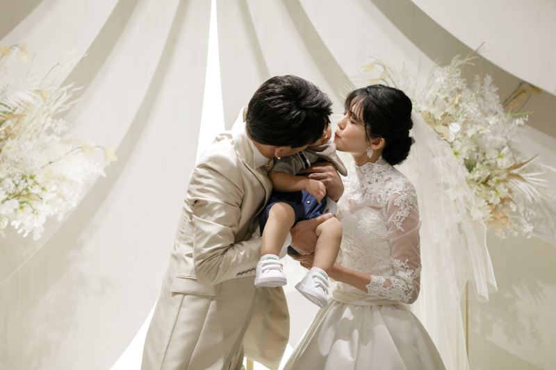 お子様と一緒にチャペルでウエディングフォト5