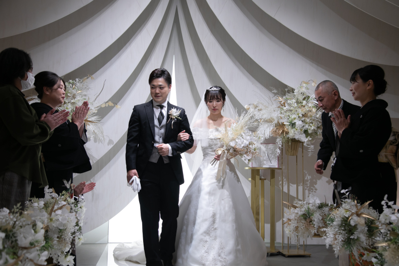 和装はスタジオ、洋装はチャペルでセレモニーを。