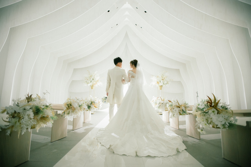 チャペルでのウエディングドレスとカラードレスでのパーティー