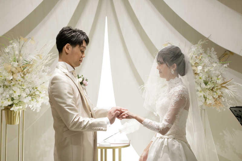 お子様と一緒にチャペルでウエディングフォト4