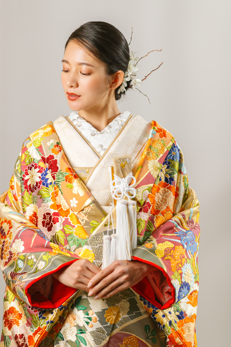 格式高き文様と四季の花が織りなす華やぎ