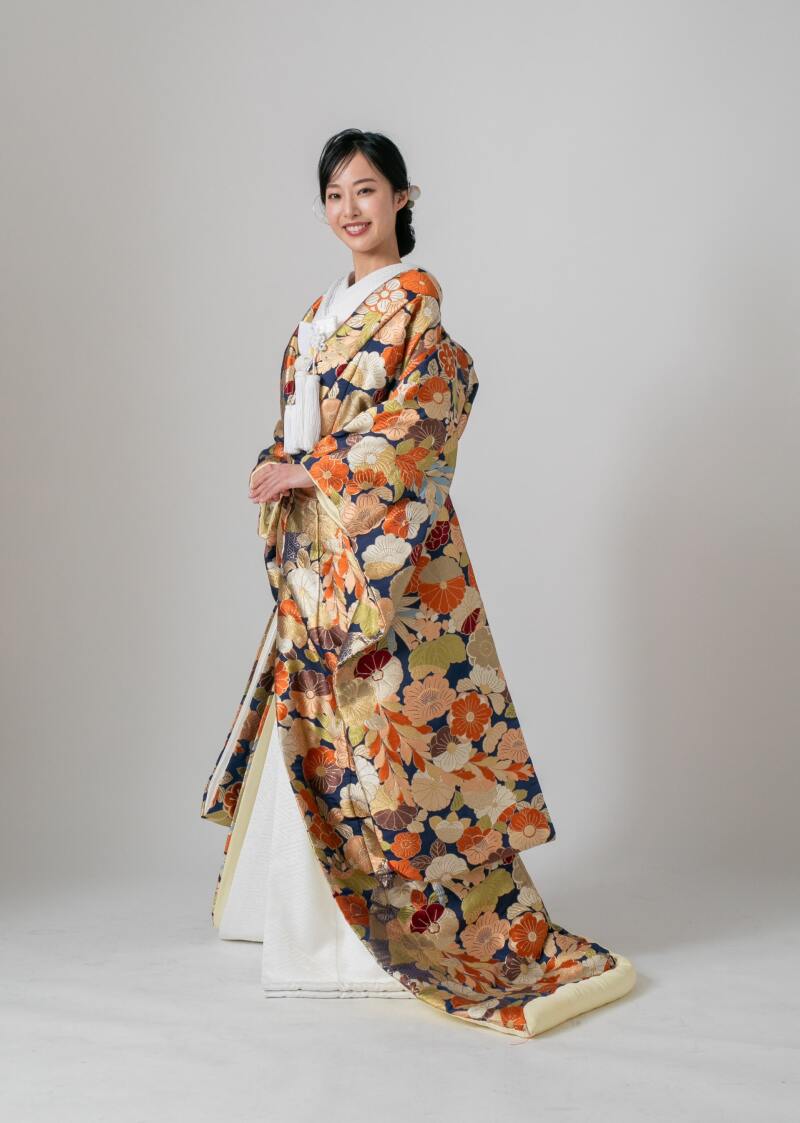 幸福を纏う、伝統美が輝く吉祥文様の色打掛