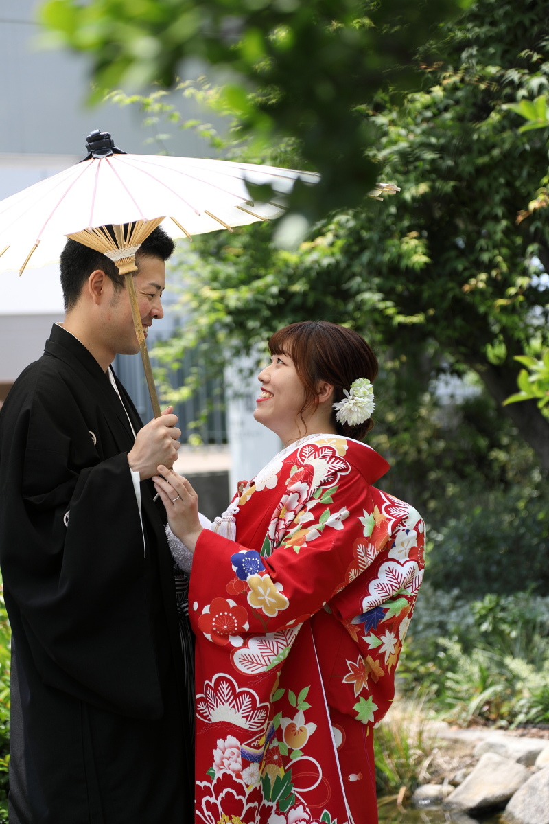 緑をバックに番傘も広げて!